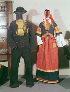 Deux mannequins portant des costumes traditionnels pour la fête de Pont-l